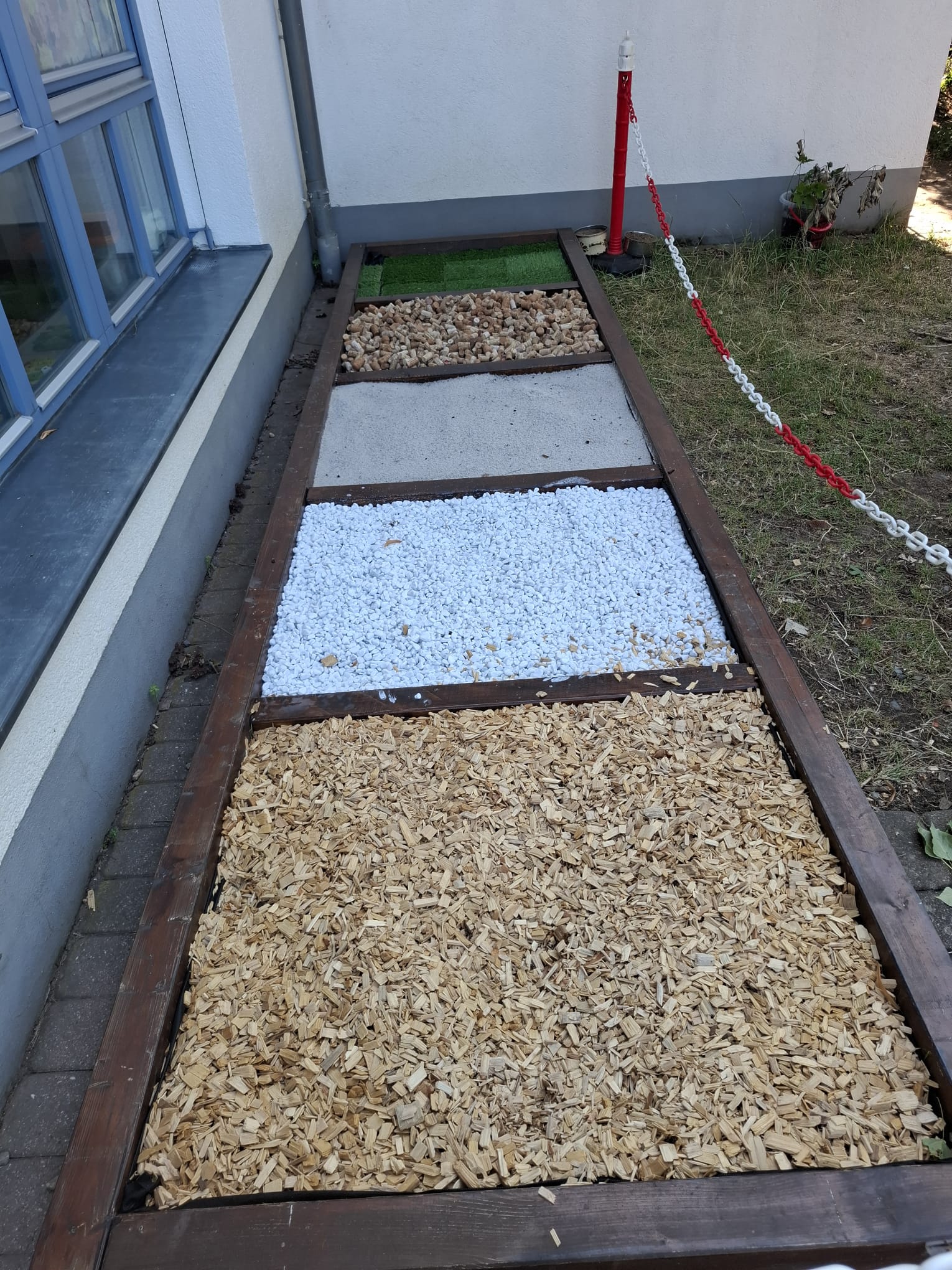 Barfußpfad im großen Garten