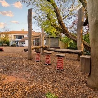 Blick auf das Kindergartengebäude und den Garten