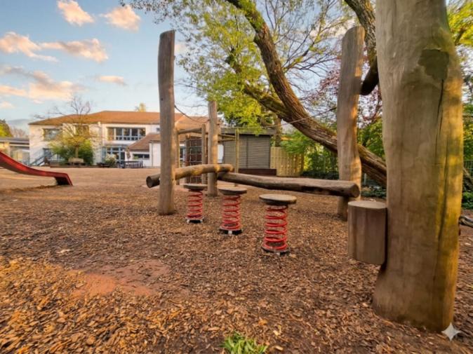 Blick auf das Kindergartengebäude und den Garten