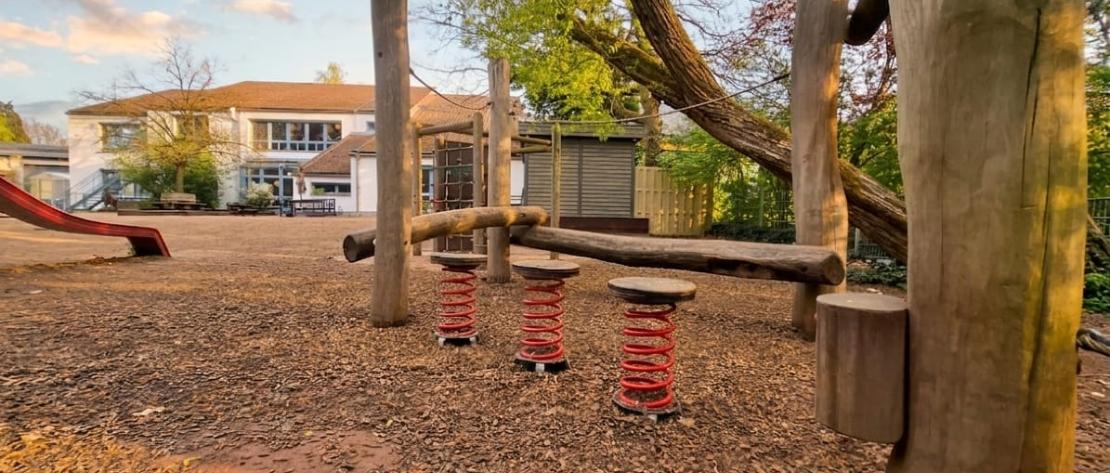 Blick auf das Kindergartengebäude und den Garten