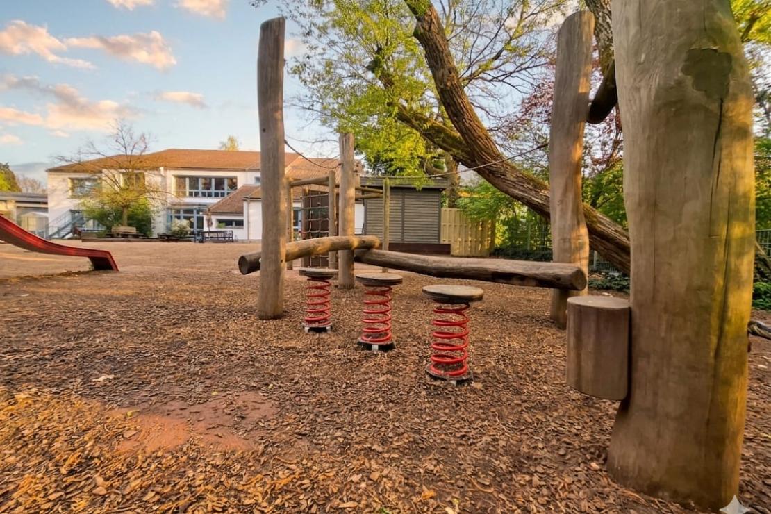 Blick auf das Kindergartengebäude und den Garten