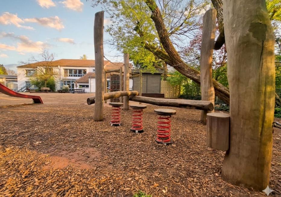 Blick auf das Kindergartengebäude und den Garten