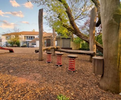 Blick auf das Kindergartengebäude und den Garten