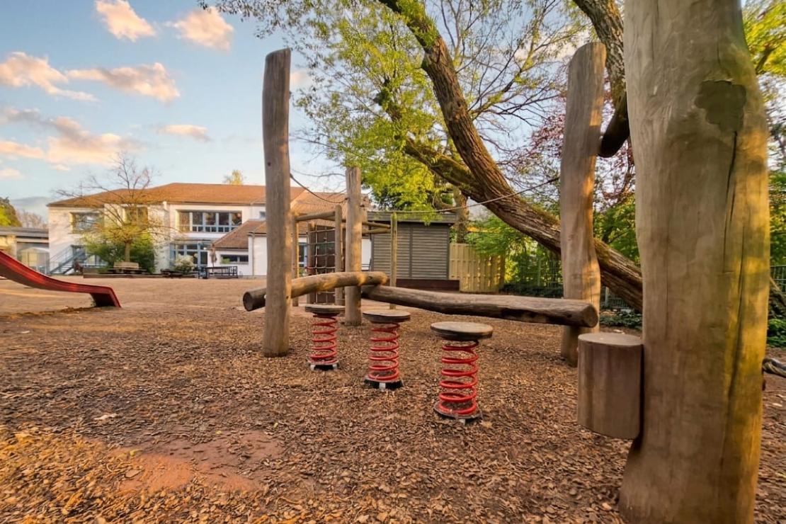 Blick in den Garten und auf das Gebäude