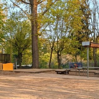 Garten mit Sandkasten und Spielschiff