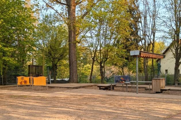 Garten mit Sandkasten und Spielschiff
