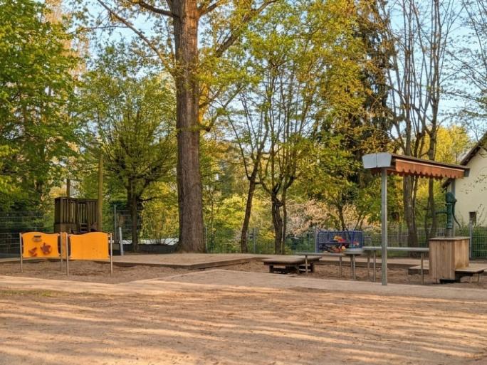 Garten mit Sandkasten und Spielschiff