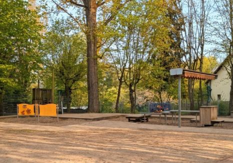 Garten mit Sandkasten und Spielschiff
