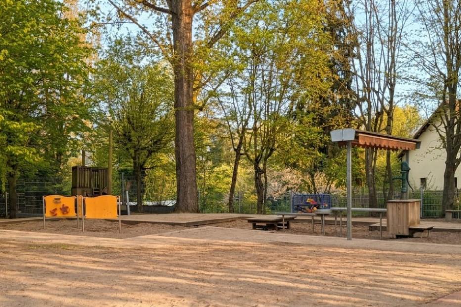 Garten mit Sandkasten und Spielschiff