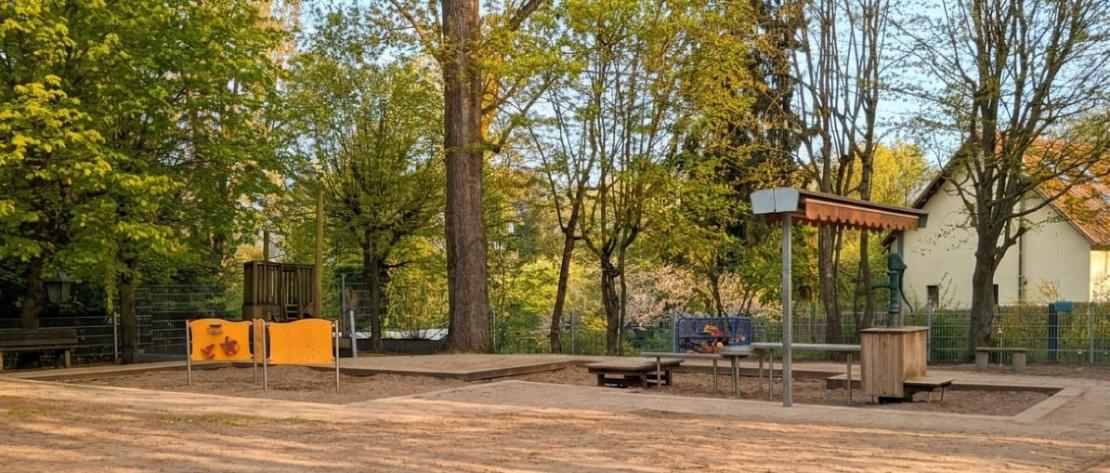 Garten mit Sandkasten und Spielschiff