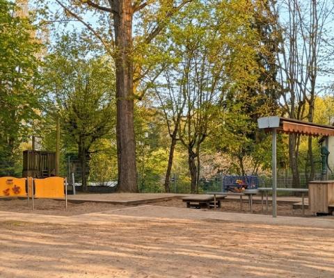 Garten mit Sandkasten und Spielschiff