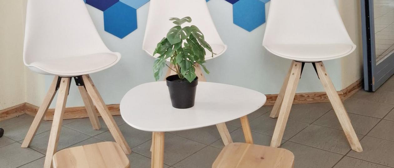 Sitzgelegenheiten im Eingangsbereich