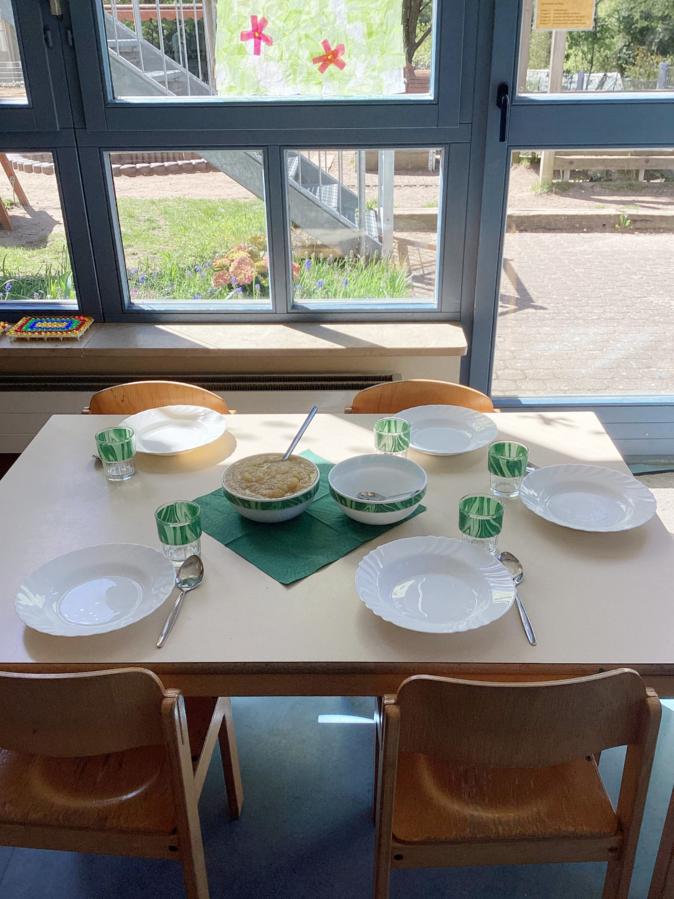 Essenstisch beim Mittagessen