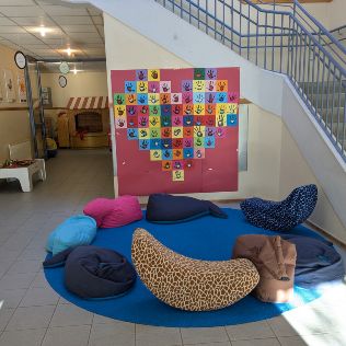 Blauer Spielteppich im EG