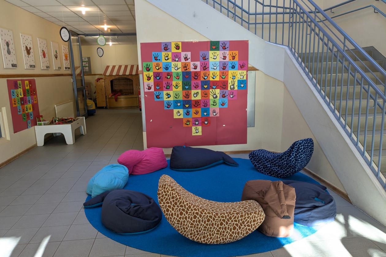 Blauer Spielteppich im EG