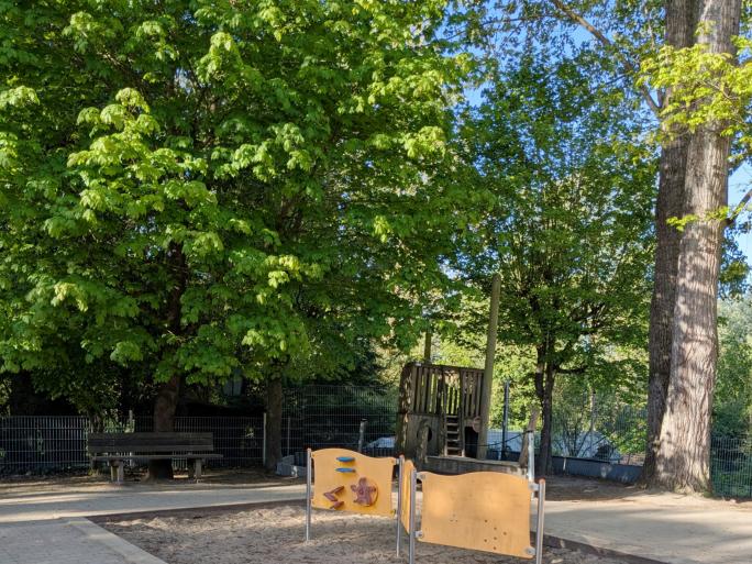 Garten mit Spielmöglichkeit im Sandkasten